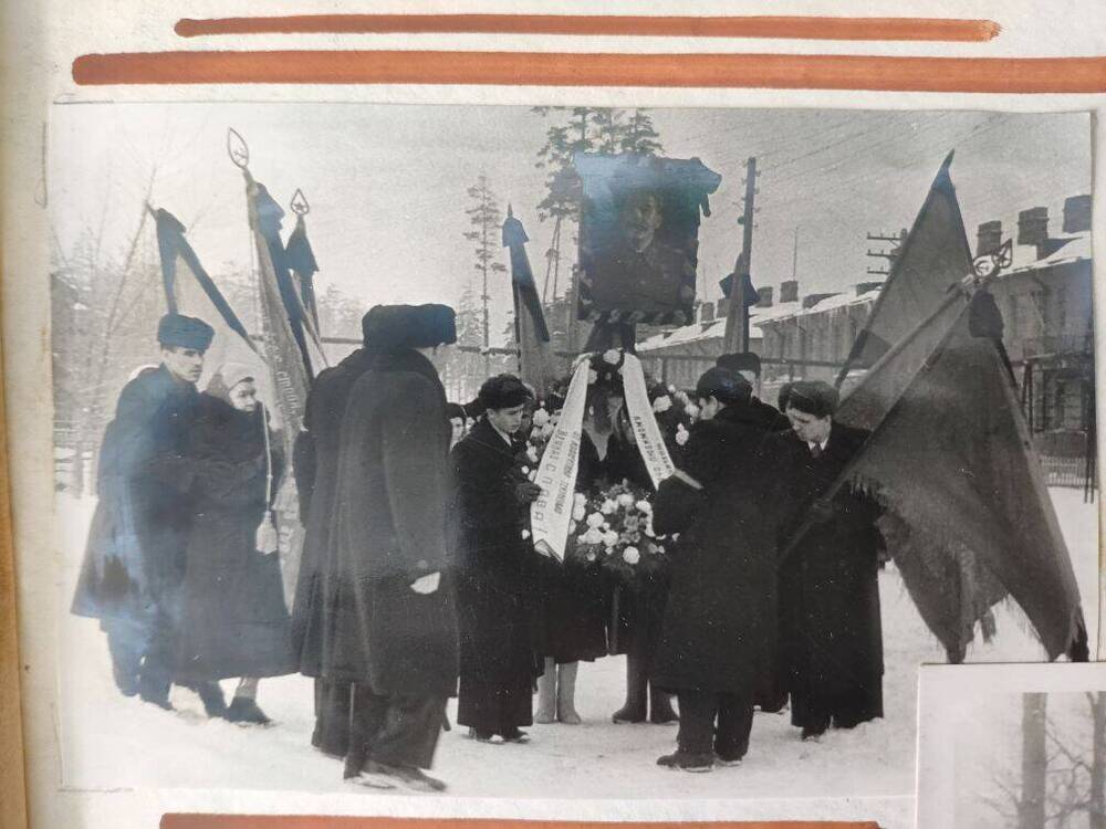 Фото Трудящиеся города направляются для возложения венков к памятнику И.В.Сталина