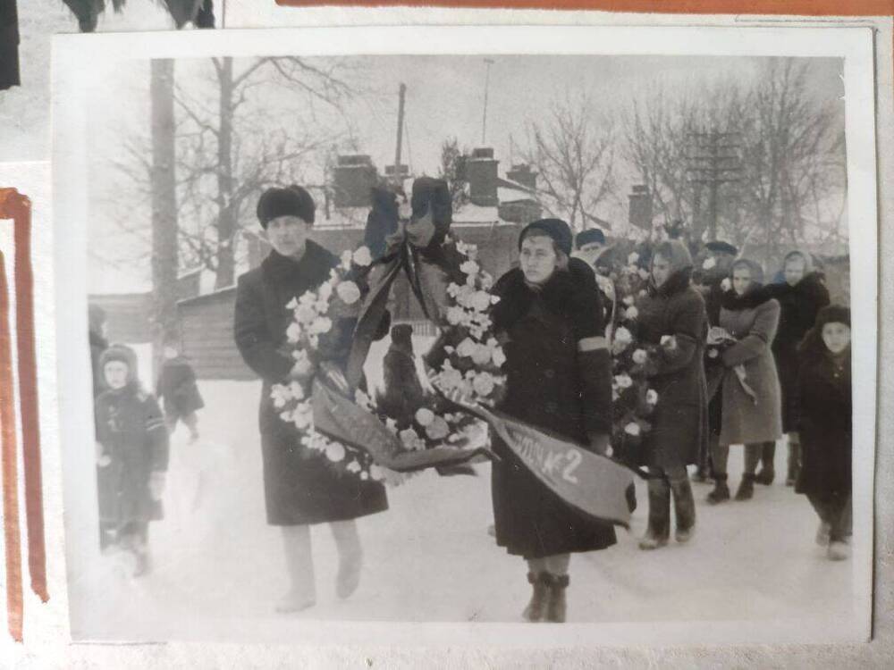 Фото  Жители города готовятся к возложению венков к памятнику И.В.Сталину из альбома Траурные дни в городе Котовске