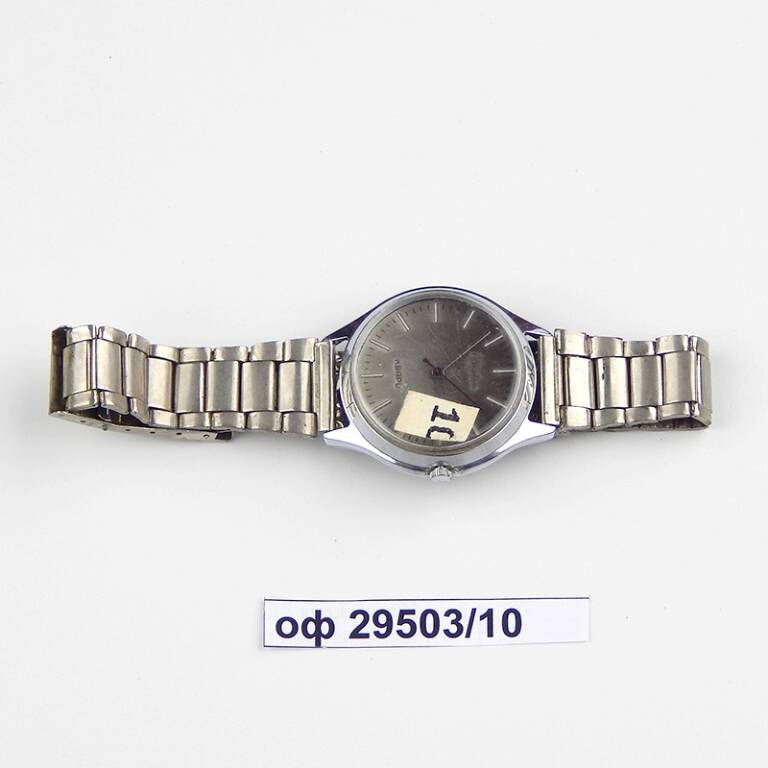 Часы наручные мужские Слава 211649 кварцевые со стальным браслетом 22 см. Циферблат серый штриховой. Конец 80-х гг. ХХ в.