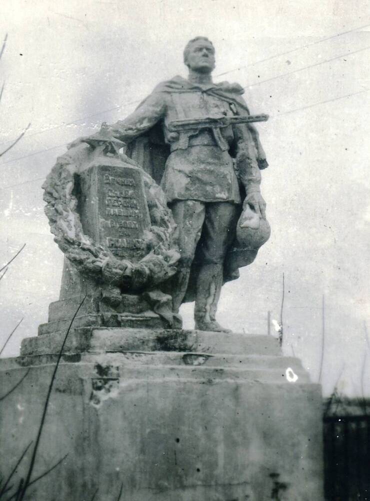 Фото Памятник героям , погибшим в боях за ст. Поныри, установленной на братской могиле у южной окраине поселка.