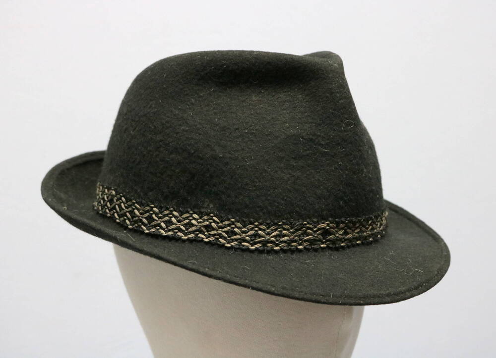 Шляпа  мужская черного цвета с лентой из черно-белой  тесьмы