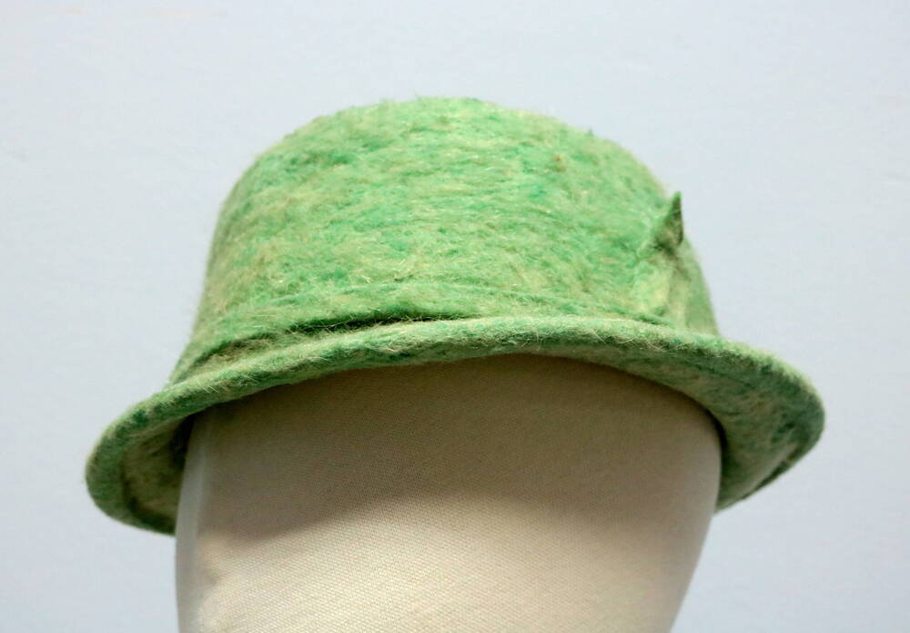 Шляпа  женская  бледно-зеленого цвета  с низкими полями.