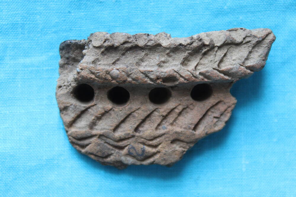 Фрагмент керамического сосуда с раскопок городища в деревне Вершина в районе станций Пелым-Атымья