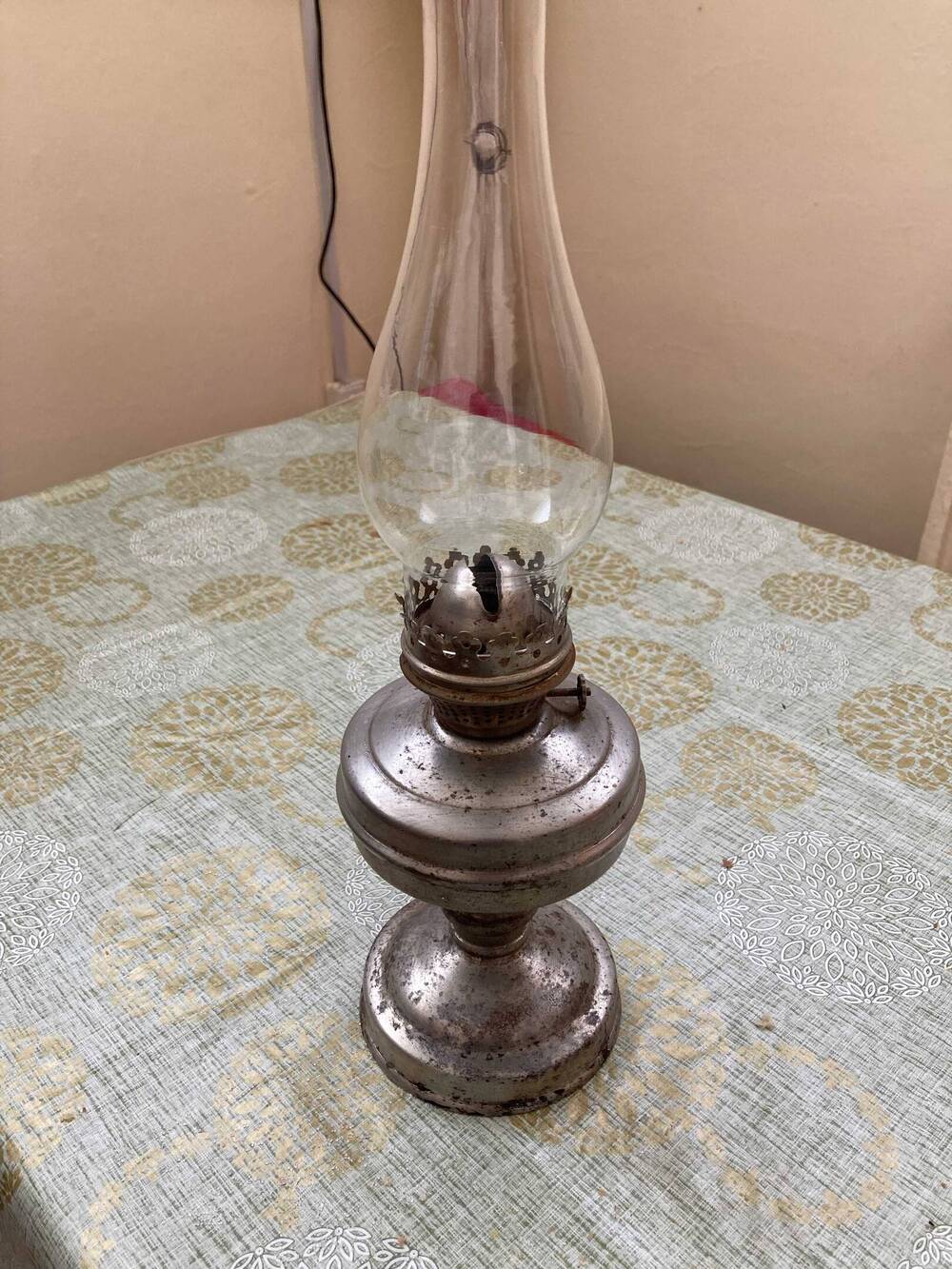 Лампа керосиновая, на ножке круглой формы серебристого цвета