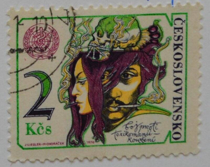 Марка почтовая. Лица курящих мужчины и женщины. из Коллекции марок Чехословацкой Социалистической республики