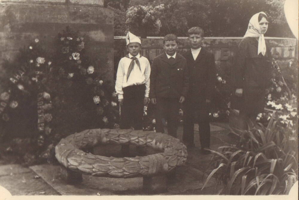 Фотография. Возложение венков на могилу, где захоронен Омутков Георгий Александрович 