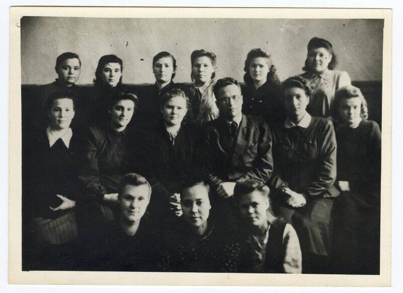 Участники семинара старших пионервожатых округа 1951 год. (О пионерских организациях, школах, интернатах округа). Фотография черно-белая