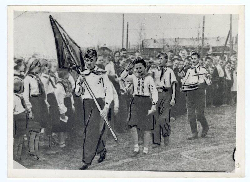 Празднование дня рождения пионерской организации В.И. Ленина в городе Ханты-Мансийске 1959 год. Фотография черно-белая