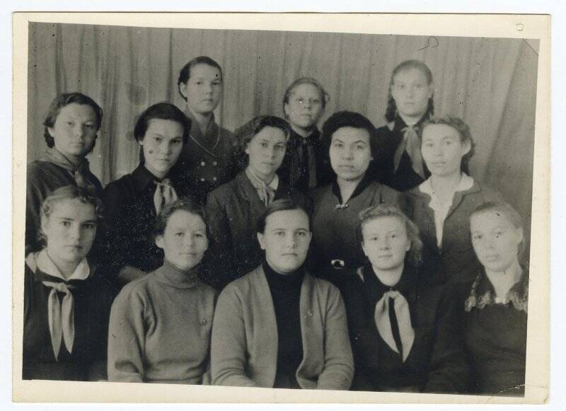 Участники семинара старших пионервожатых (О пионерских организациях, школах, интернатах округа). Фотография черно-белая