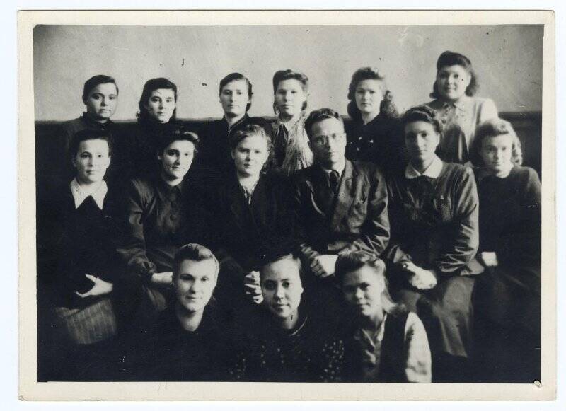 Участники семинара старших пионервожатых округа 1951 год. (О пионерских организациях, школах, интернатах округа). Фотография черно-белая