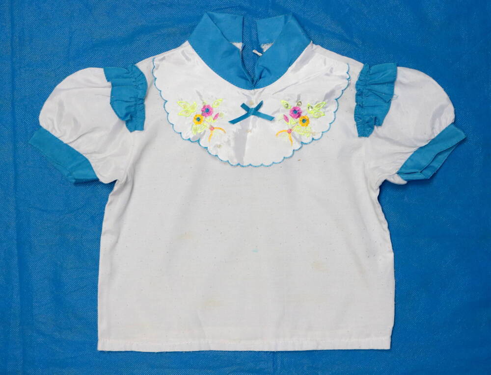 Блузка летняя для девочки 5-7 лет с вышивкой на лифе шелковыми нитями  и бисером.