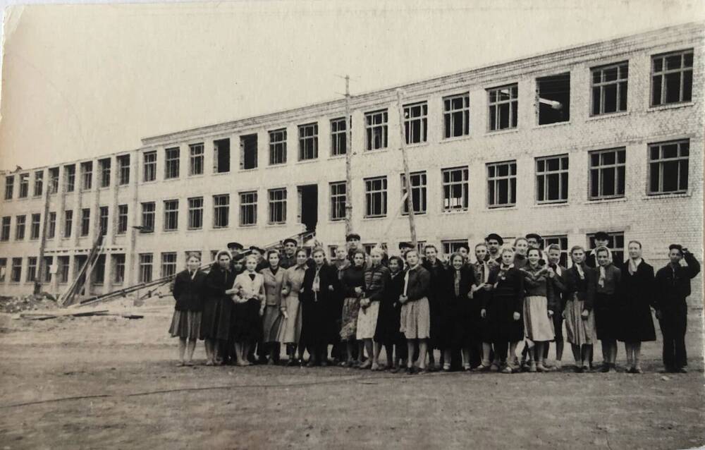 Фотография учащихся школы города Петрова Вала на встрече с Маресьевым А.П.