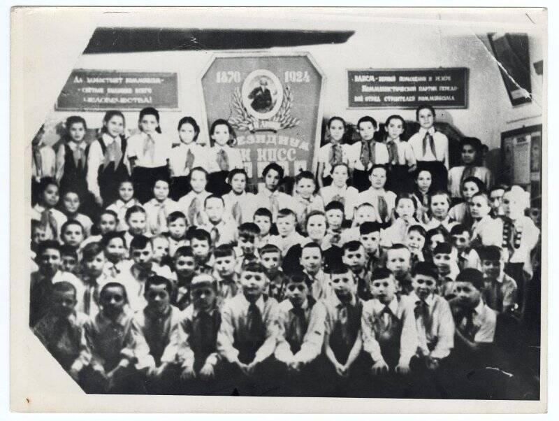 Пионерская дружина школы № 8 (Пионерские организации, школы, комсомол округа). Фотография черно-белая