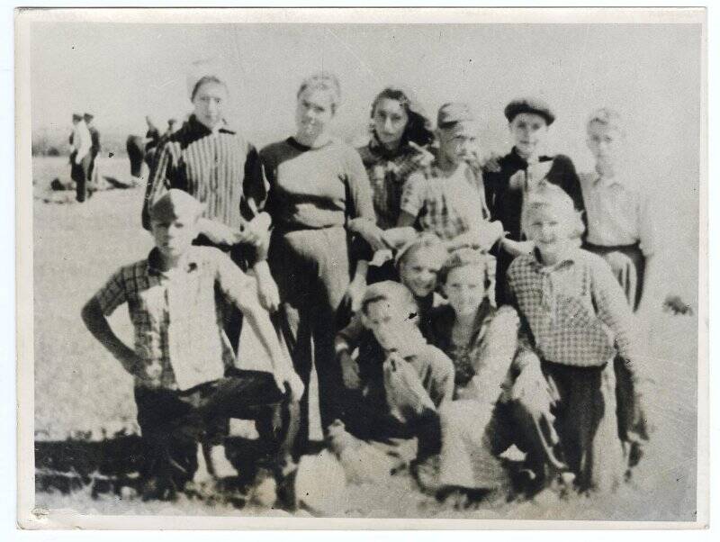 Участники пионерского слёта обкома ВЛКСМ в Тюмени (Пионерские организации, школы, комсомол округа). Фотография черно-белая