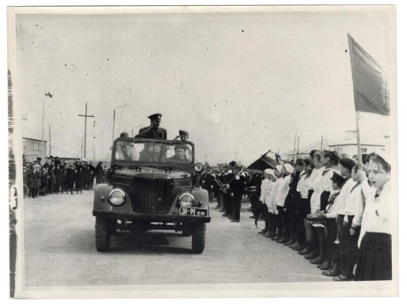 Город Урай, парад юнармейцев (Пионерские организации, школы, комсомол округа). Фотография черно-белая
