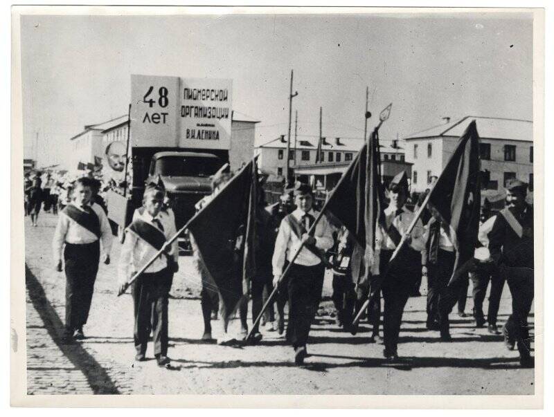 На параде (Пионерские организации, школы, комсомол округа). Фотография черно-белая