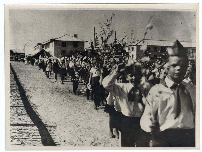 Город Урай, парад юнармейцев (Пионерские организации, школы, комсомол округа). Фотография черно-белая