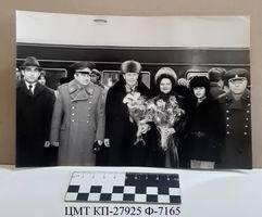 Фотография подлинная, черно-белая, групповая. Встреча делегатов XXVI съезде КПСС на Симферопольском железнодорожном вокзале