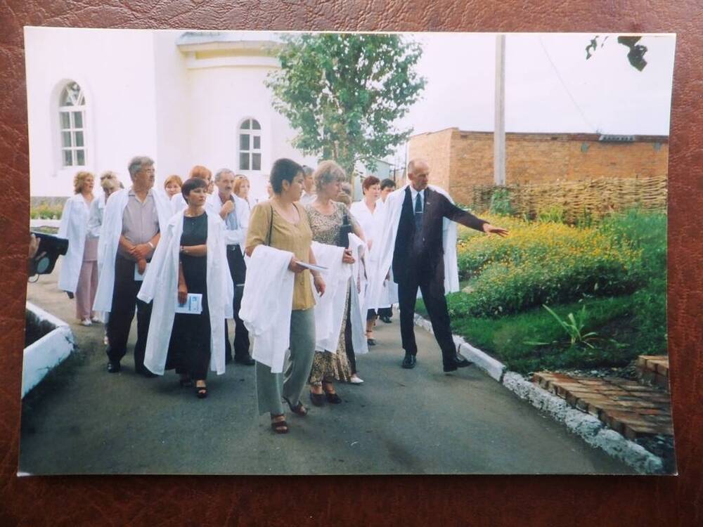 Фото. Суворин Иван Алексеевич с группой журналистов, 2004 год.