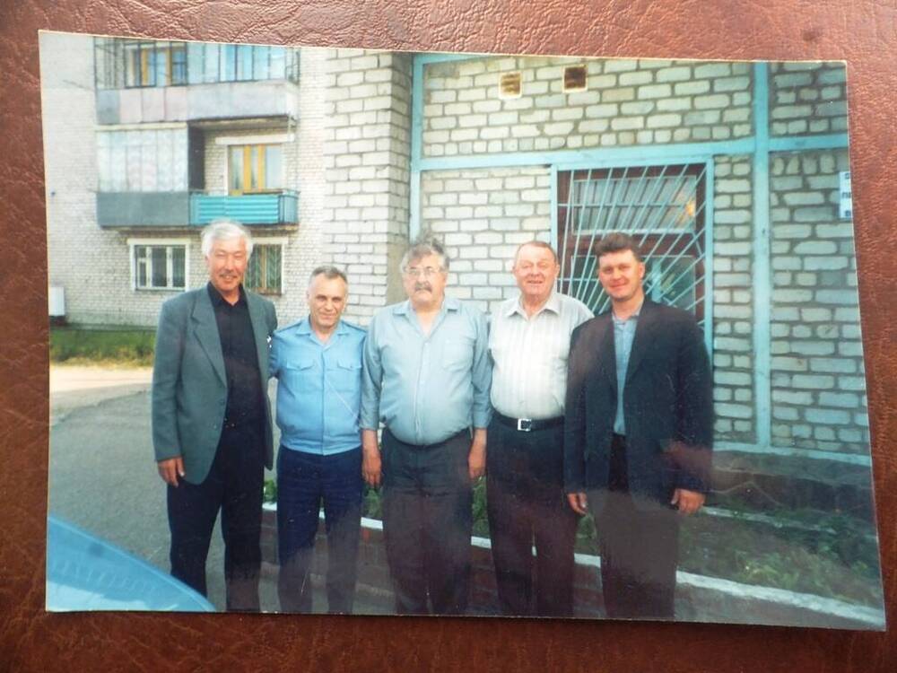 Фото. Суворин Иван Алексеевич (посредине) с коллективом совхоза «Боровской», 2004 год.
