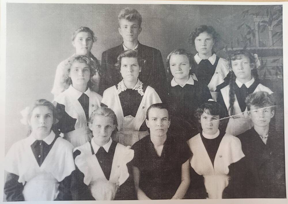 Фото копия групповая Антонина Ивановна Краснова с группой учащихся 9 класса. г. Сковородино.