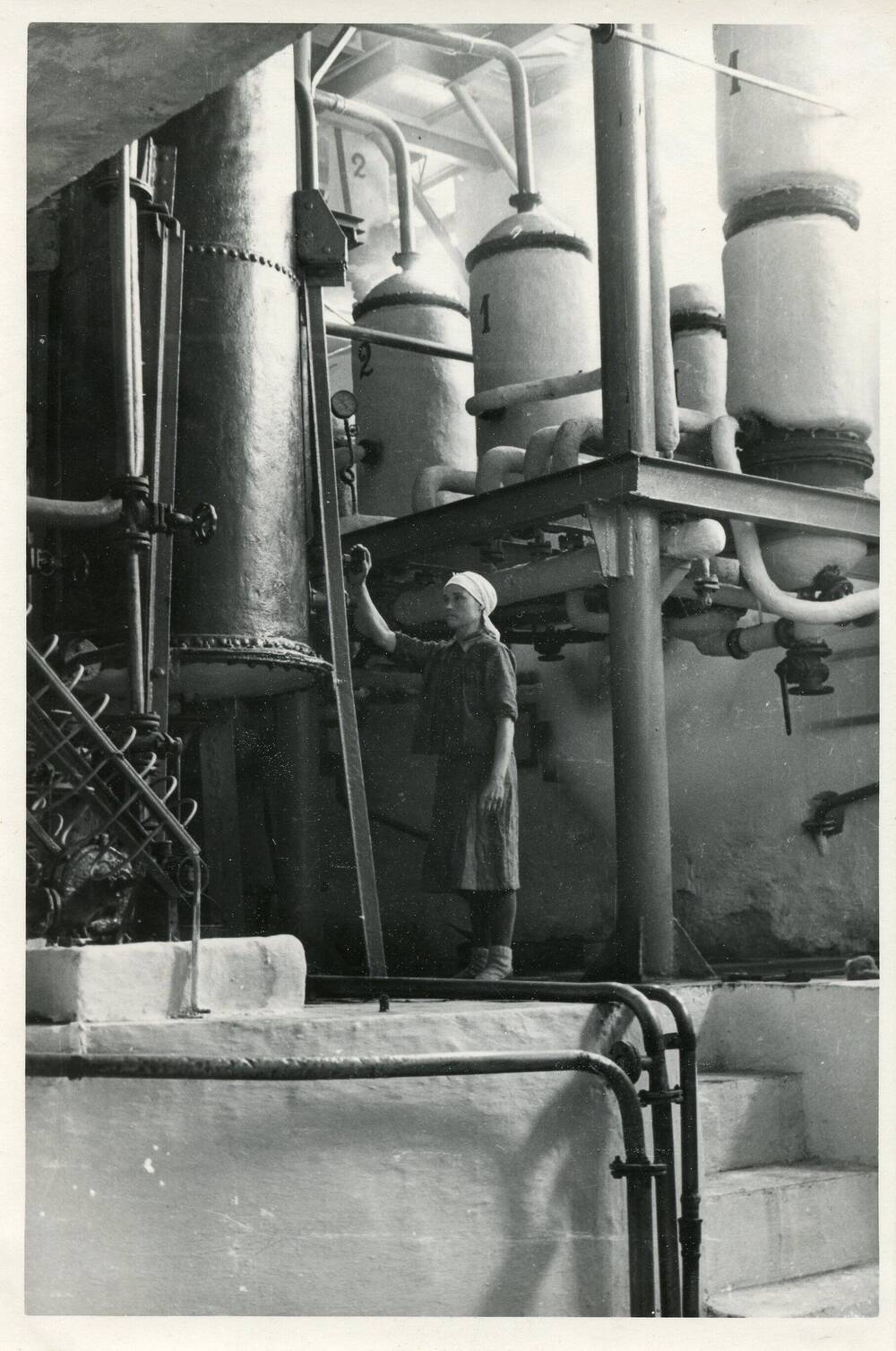 Фотография черно – белая. Барнаульский канифольно – терпентинный завод. Аппаратурное отделение.