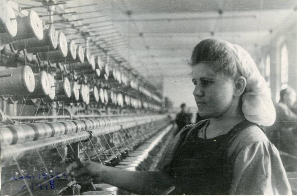 Фотография черно – белая. Бийская льнопрядильная ткацкая фабрика. Ровничная машина.