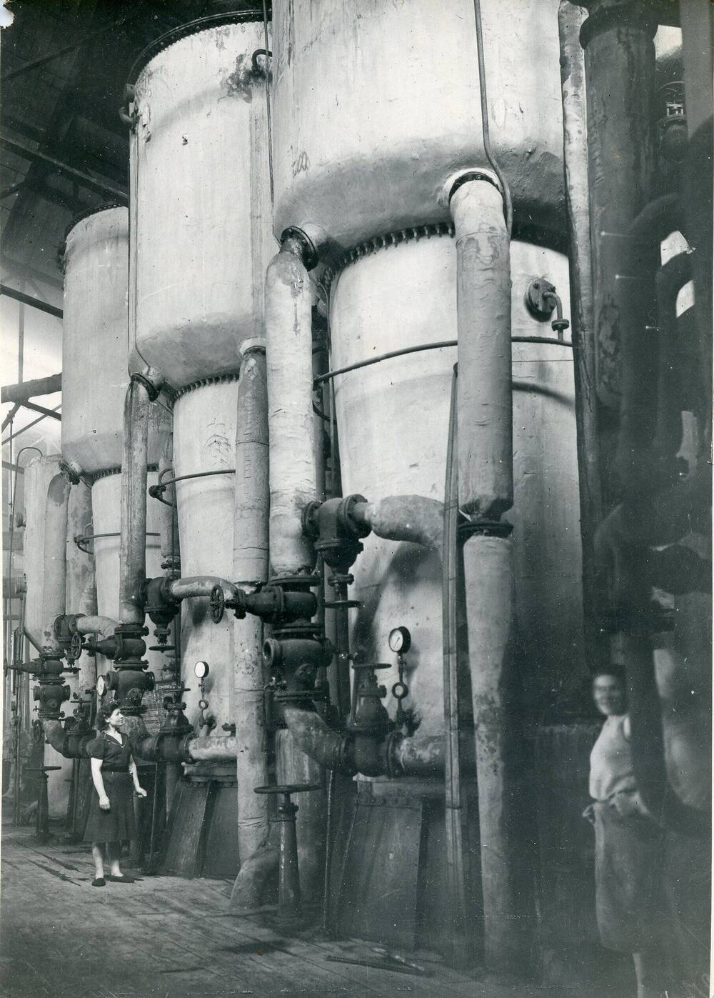 Фотография черно – белая. Вакуум-аппараты первого продукта. Барнаульский канифольно – терпентинный завод.