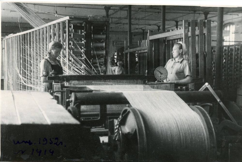 Фотография черно – белая. Бийская льнопрядильная ткацкая фабрика. Сновальная машина.