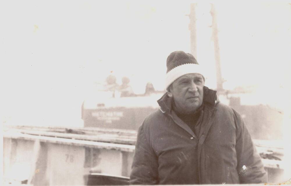 Фотография из личного архива Боброва К. В., юнги огненных рейсов, капитана дальнего плавания «Капитан Бобров К. В. на промысле»
