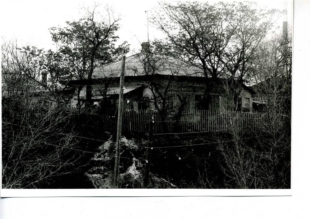 Фотография:  бывший дом подполковника А.П. Лотошникова до  реставрации.