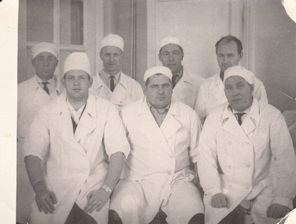 Фотография. Сорокин Иван Михайлович, врач-хирург Можгинской районной больницы, ветеран Великой Отечественной войны 1941-1945 гг., с группой врачей.
