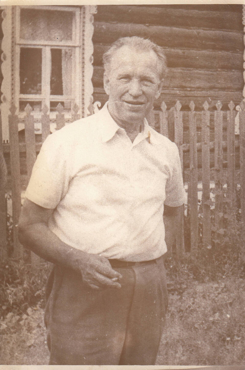 Фотография. Сорокин Иван Михайлович, врач-хирург, ветеран Великой Отечественной войны 1941-1945 гг., у дома.