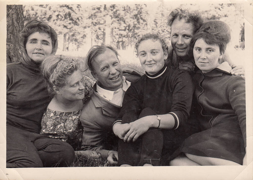 Фотография. Сорокин Иван Михайлович, врач-хирург, ветеран Великой Отечественной войны 1941-1945 гг., с коллегами на отдыхе.