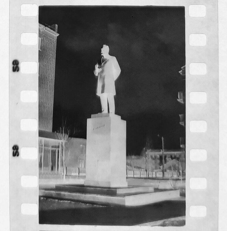 Негатив. Памятник П.И. Чайковскому (автор - скульптор А.М. Измалков) на улице Мира, г. Чайковский.
