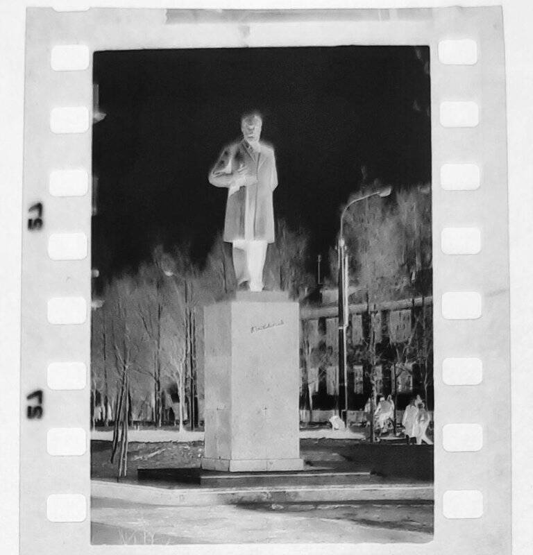 Негатив. Памятник П.И. Чайковскому (автор - скульптор А.М. Измалков) на улице Мира, г. Чайковский.