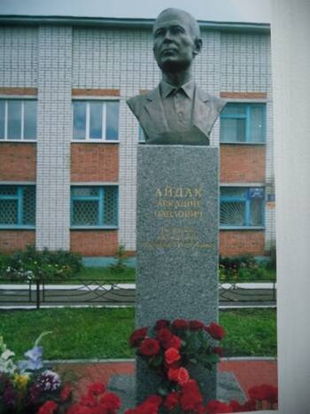 Фото: Памятник А.П.Айдаку, председателю колхоза Ленинская искра.
