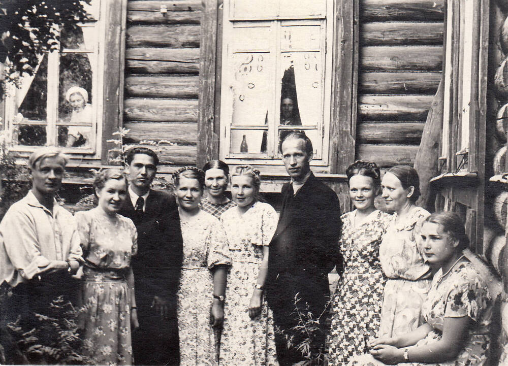Фотография. Сорокин Иван Михайлович, врач-хирург, ветеран Великой Отечественной войны 1941-1945 гг., с коллегами у здания хирургического отделения.