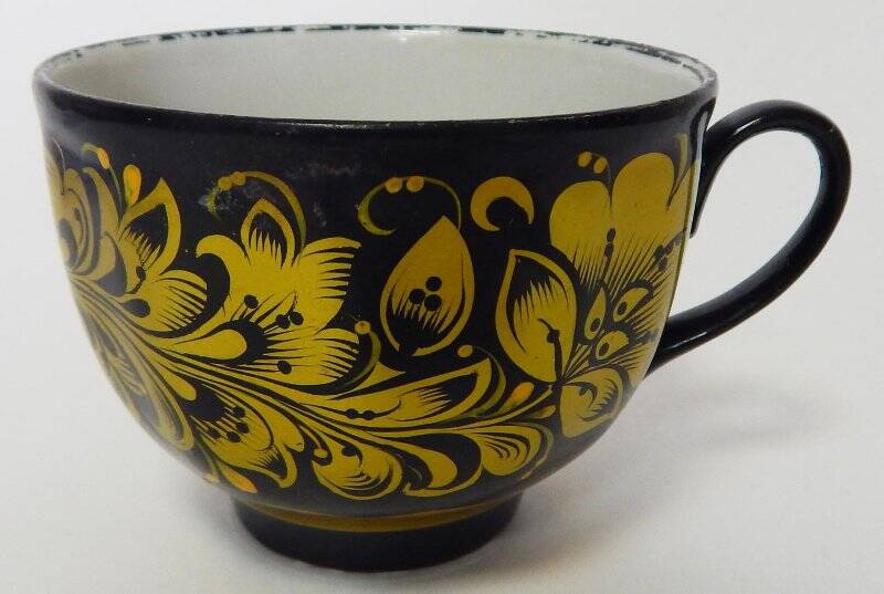 Чашка чайная черного цвета с хохломской росписью золотистого цвета
