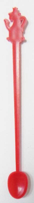 Ложка одноразовая для размешивания сахара из пластика красного цвета, ручка тонкая, на конце изображение кофейника.