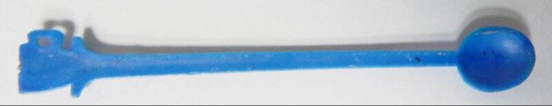 Ложка одноразовая для размешивания сахара из пластика синего цвета, ручка тонкая, на конце изображение чашки с блюдцем.