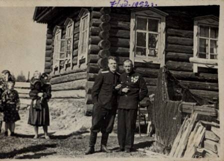 Фотография. Фокин М.И. и Марков П.И. у дома. 1952 год