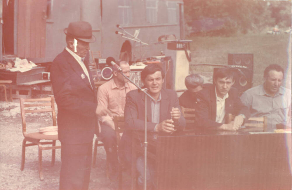 Фото групповое: Собрание по подведению итогов весенне-полевых работ в совхозе имени Гагарина Оренбургского района. 1986 год