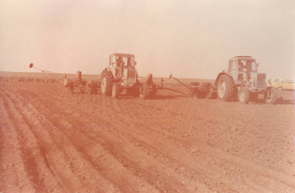 Фото: Сев кукурузы весной в совхозе имени Гагарина Оренбургского района. 1986 год