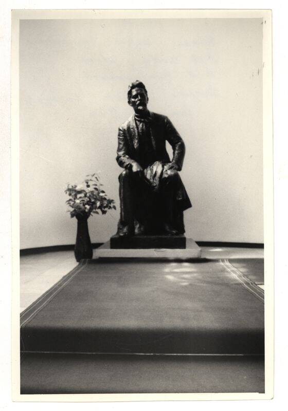 Фото Модель памятника А.П.Чехова в Таганроге работы скульптора Рукавишникова.