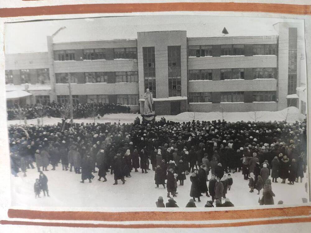 Фото Траурный митинг трудящихся около Дворца культуры из фотоальбома Траурные дни в городе Котовске