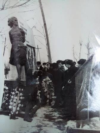 фотография. 20-летие освобождения Дмитриевского района от фашистских оккупантов у памятника В.Терещенко