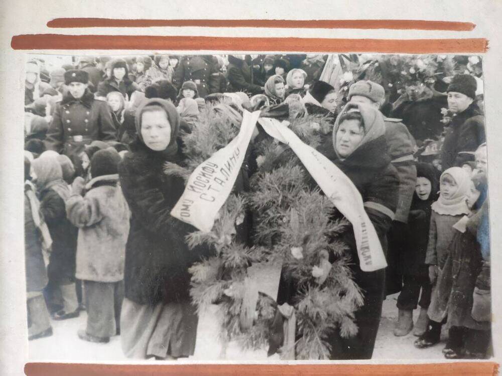Фото Возложение венков к памятнику И.В. Сталина из фотоальбома Траурные дни в городе Котовске