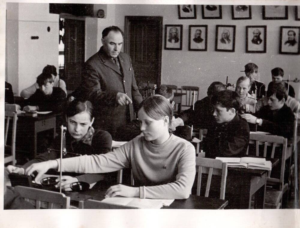 Фото. Урок физики в восьмом классе Остроглядовской школы Стародубского района, 1972 г.