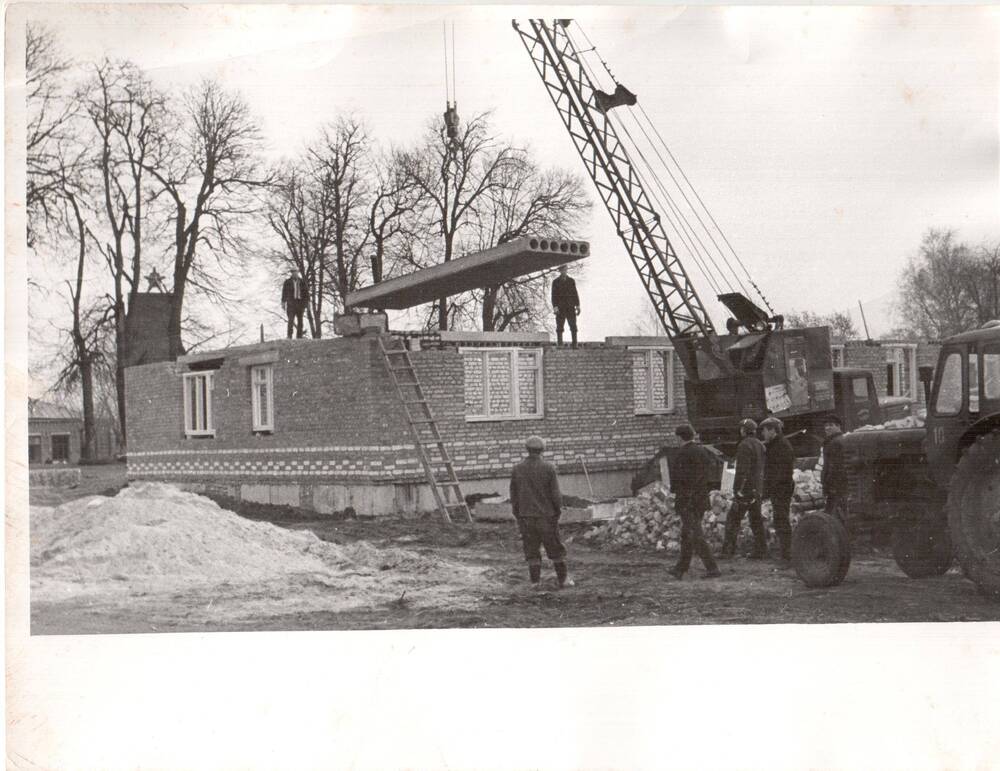 Фото. Строительство дома для учителей села Шкрябино Стародубского района, 1972 г.
